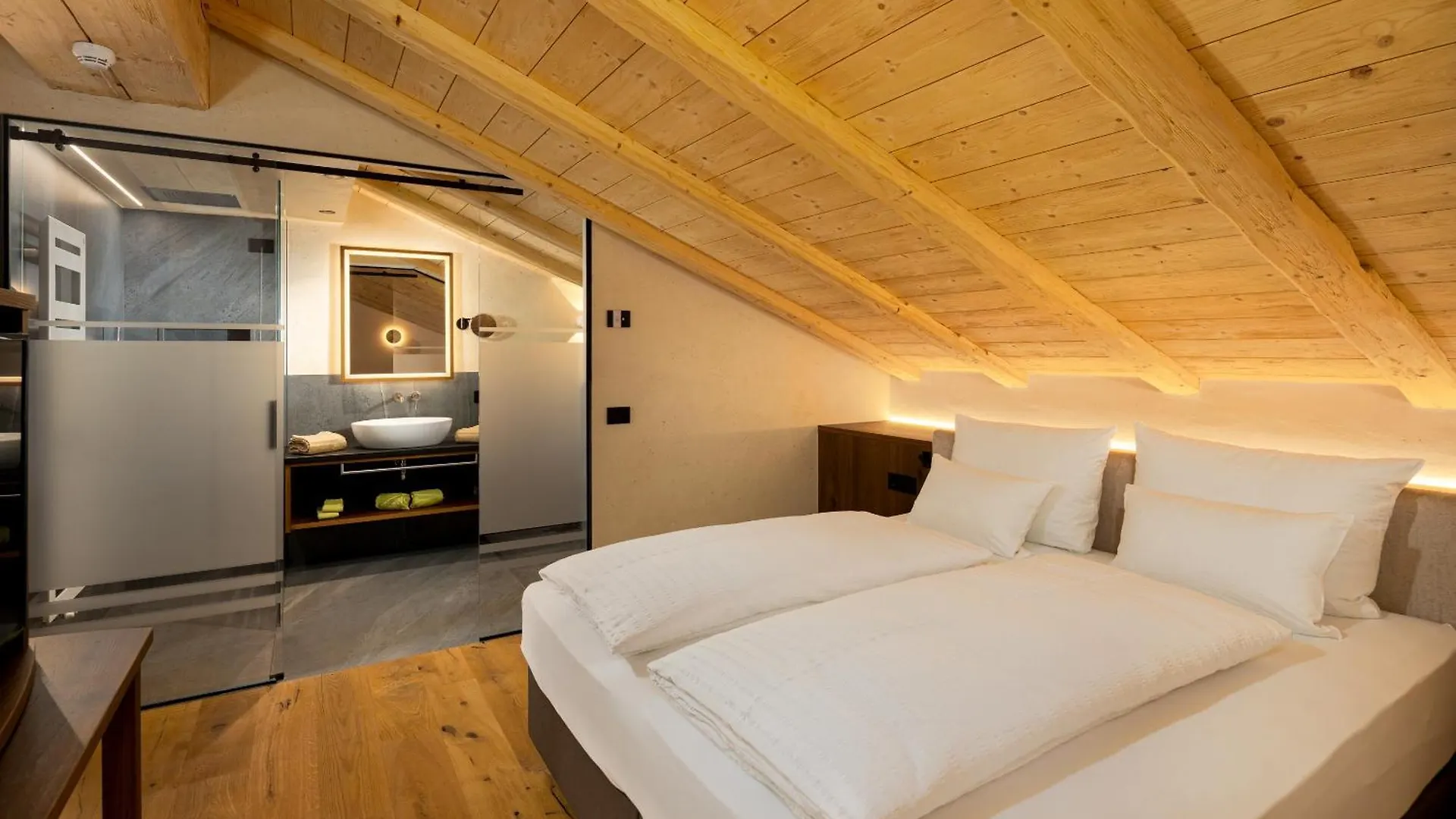 Camino Rustic Chic Hotel 리비뇨 4*,
